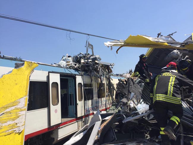 Scontro frontale treni Bari-Nord Ruvo-Corato 25 morti e molti feriti