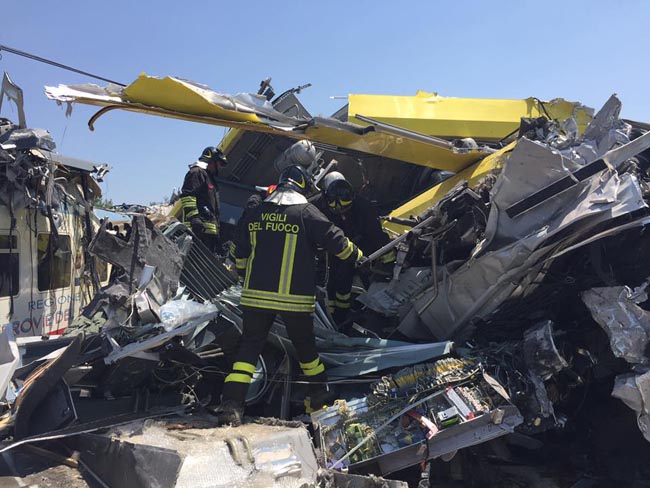 Scontro fra treni, il M5s a Delrio: “La tragedia è colpa tua”. Giallo dinamica