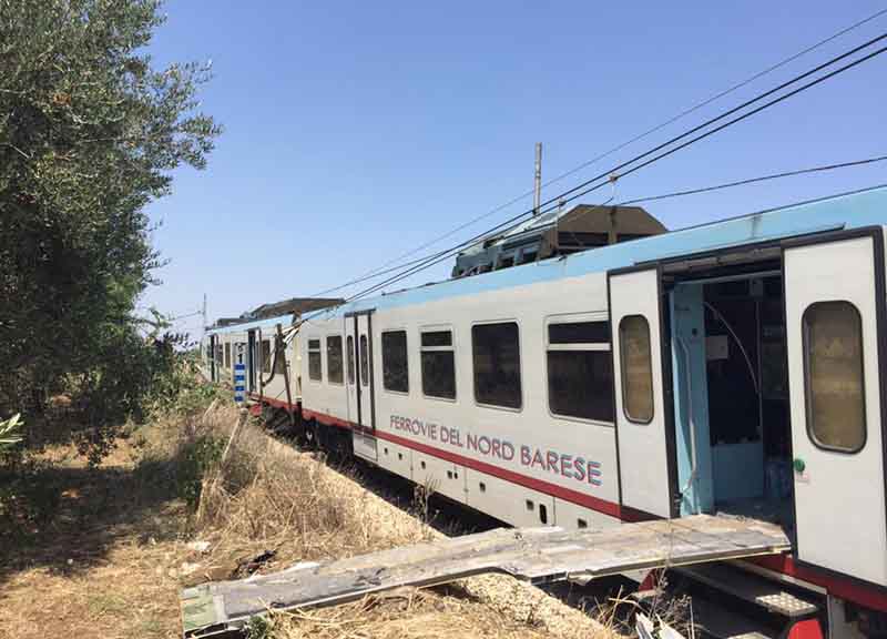 Scontro fra treni, il M5s a Delrio: “La tragedia è colpa tua”. Giallo dinamica