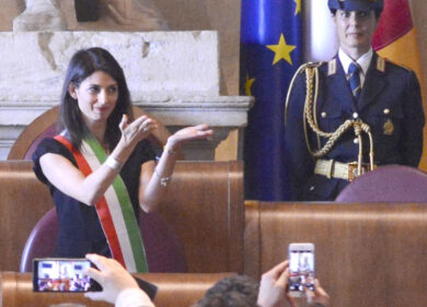 Lombardi-Raggi, due “prime donne” sono di troppo. La deputata molla