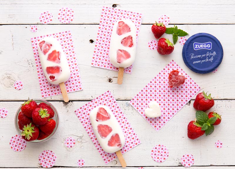 Gelati di yogurt alle fragole con cuore di marmellata Zuegg Gelati di yogurt alle fragole con cuore di marmellata Zuegg