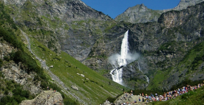 Cascate del Serio by night: tra gusto e tradizione. The Milan Showbiz Cascate del Serio by night: tra gusto e tradizione. The Milan Showbiz