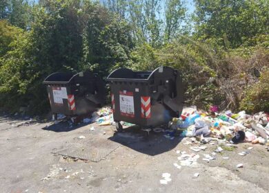 Rifiuti,  Roma nord è in piena emergenza: a fuoco i cassonetti