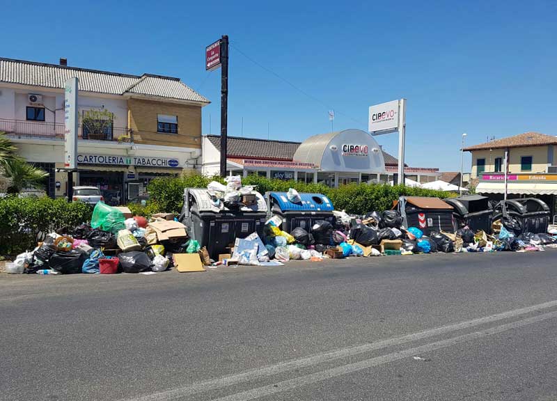 Rifiuti,  Roma nord è in piena emergenza: a fuoco i cassonetti