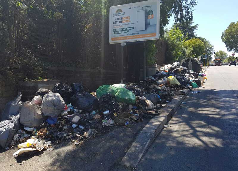 Rifiuti,  Roma nord è in piena emergenza: a fuoco i cassonetti