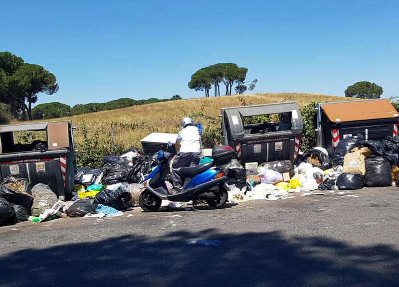 Rifiuti,  Roma nord è in piena emergenza: a fuoco i cassonetti