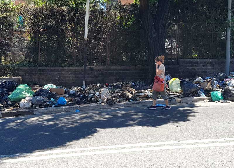 Rifiuti,  Roma nord è in piena emergenza: a fuoco i cassonetti