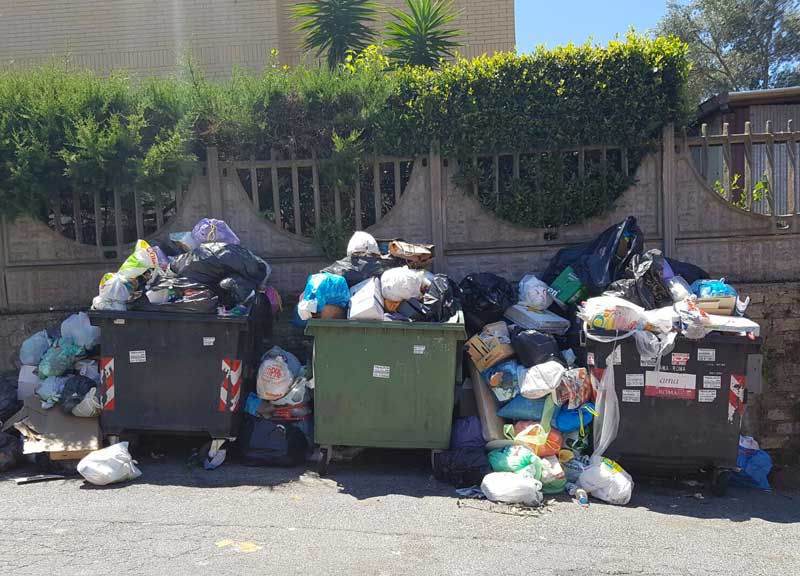 Rifiuti,  Roma nord è in piena emergenza: a fuoco i cassonetti
