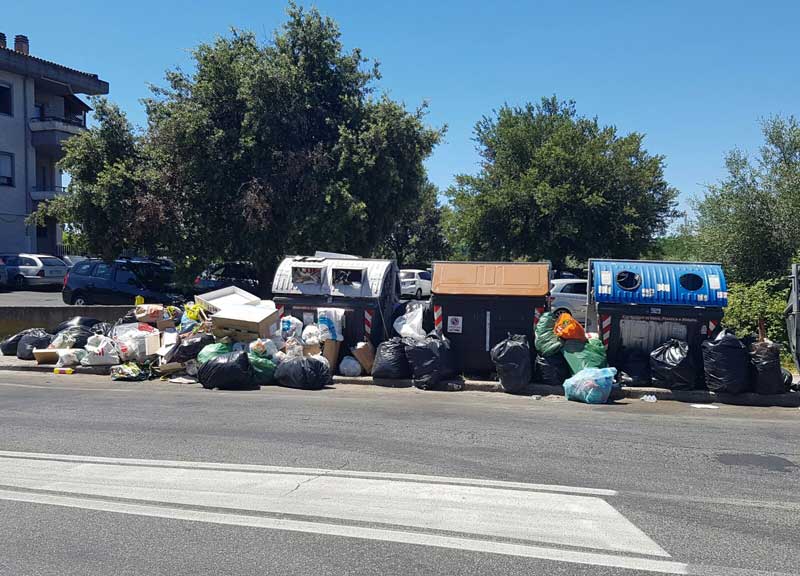 Rifiuti,  Roma nord è in piena emergenza: a fuoco i cassonetti