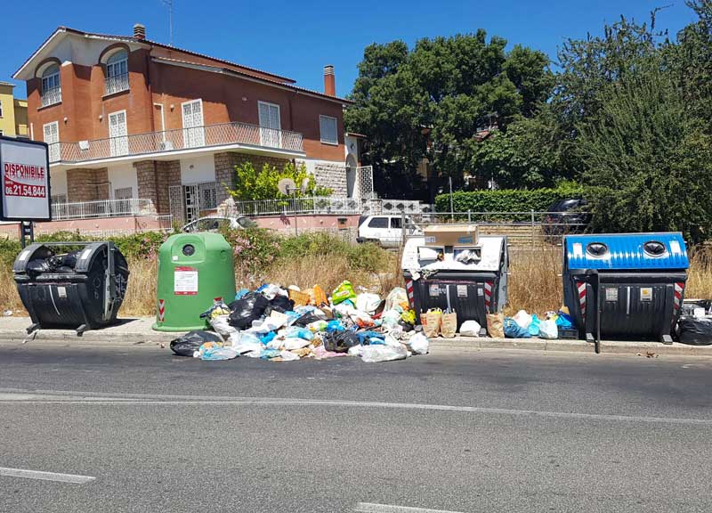 Rifiuti,  Roma nord è in piena emergenza: a fuoco i cassonetti
