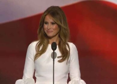 Melania Trump arriva sul palco con le note di “We Are The Champions”