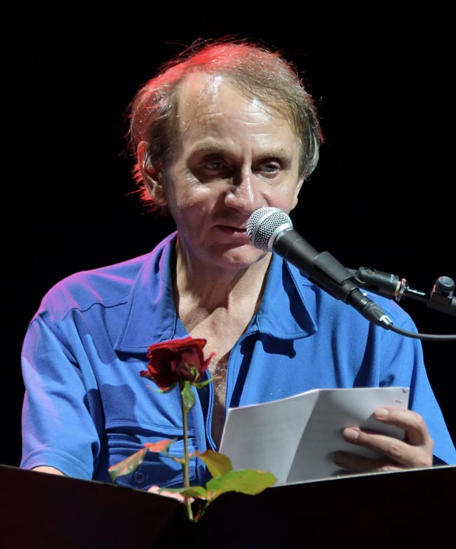 Milano, Michel Houllebecq legge brani del suo libro sulla vanità