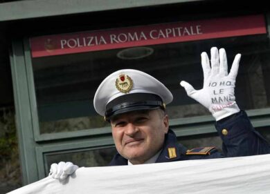 Roma, Vigile urbano si autosequestra gli stivali tarocchi della divisa