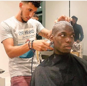 Juventus, Pogba biondo per il Manchester United. Poi la prova è cancellata Juventus, Pogba biondo per il Manchester United. Poi la prova è cancellata