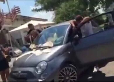 Lo show dei “poveri nomadi” del campo Piccirilli. Auto coperte da euro