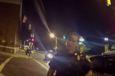 Pokemon Go, gioca alla guida e sbatte contro la volante della polizia