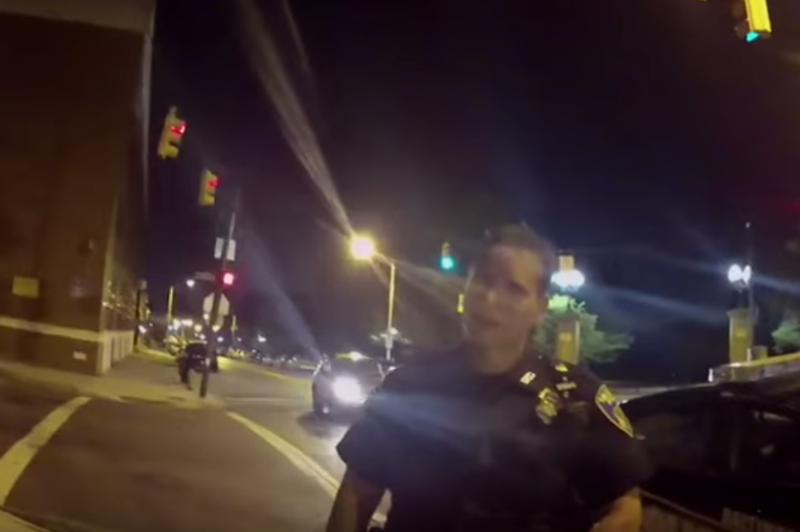 Pokemon Go, gioca alla guida e sbatte contro la volante della polizia Pokemon Go, gioca alla guida e sbatte contro la volante della polizia