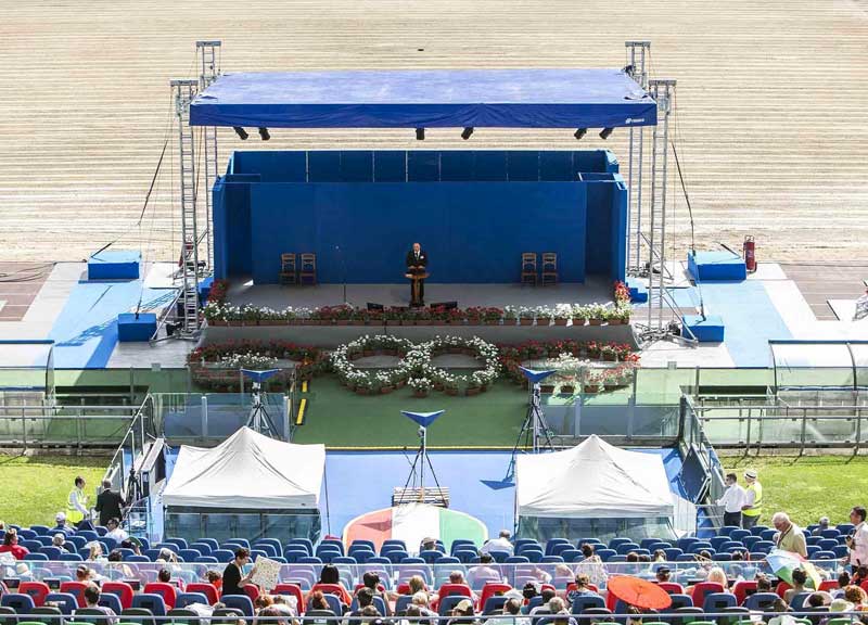 Olimpico esaurito per i testimoni di Geova. C’è la piscina battesimale Olimpico esaurito per i testimoni di Geova. C’è la piscina battesimale