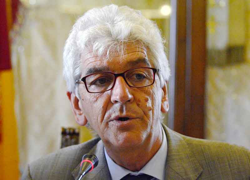 Caos rifiuti, assessore M5S processa i manager Ama in diretta facebook