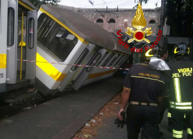 Scontro tra un tram e un trenino a Porta Maggiore. Traffico paralizzato Scontro tra un tram e un trenino a Porta Maggiore. Traffico paralizzato
