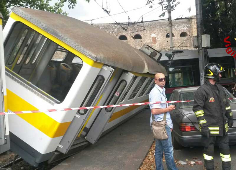 Scontro tra un tram e un trenino a Porta Maggiore. Traffico paralizzato Scontro tra un tram e un trenino a Porta Maggiore. Traffico paralizzato