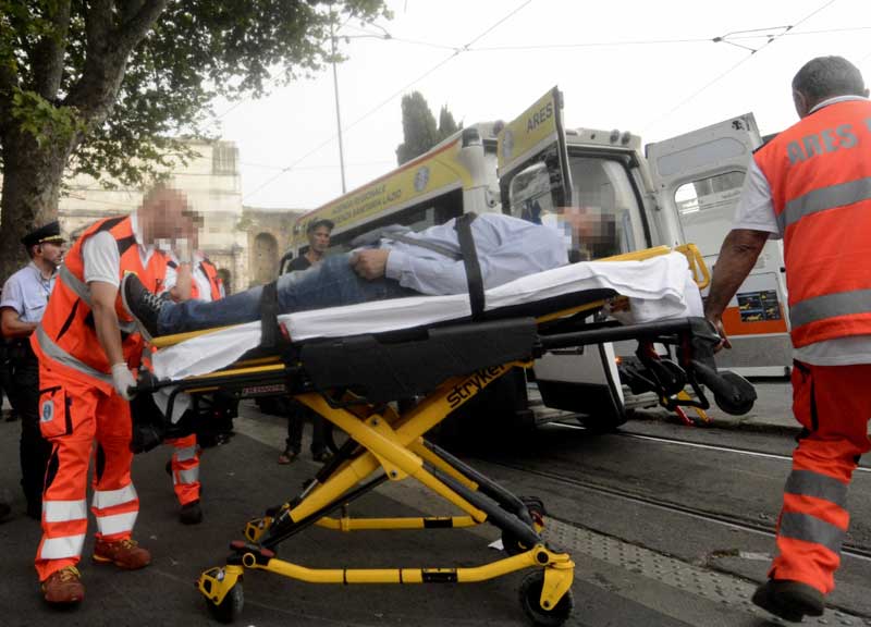 Scontro tra un tram e un trenino a Porta Maggiore. Traffico paralizzato Scontro tra un tram e un trenino a Porta Maggiore. Traffico paralizzato
