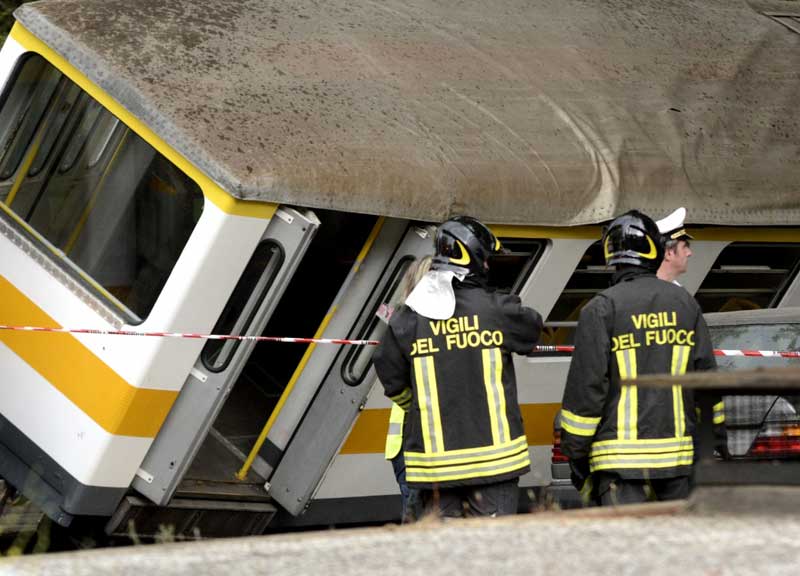 Scontro tra un tram e un trenino a Porta Maggiore. Traffico paralizzato Scontro tra un tram e un trenino a Porta Maggiore. Traffico paralizzato