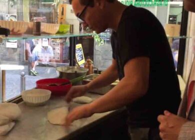 Gino Sorbillo ci insegna a fare la pizza fritta
