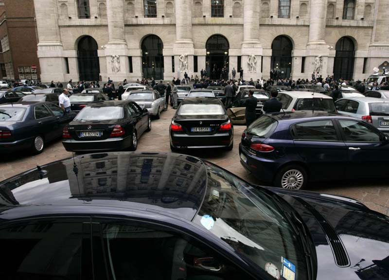 Cancellate le auto blu, consiglieri a piedi come i comuni mortali Cancellate le auto blu, consiglieri a piedi come i comuni mortali