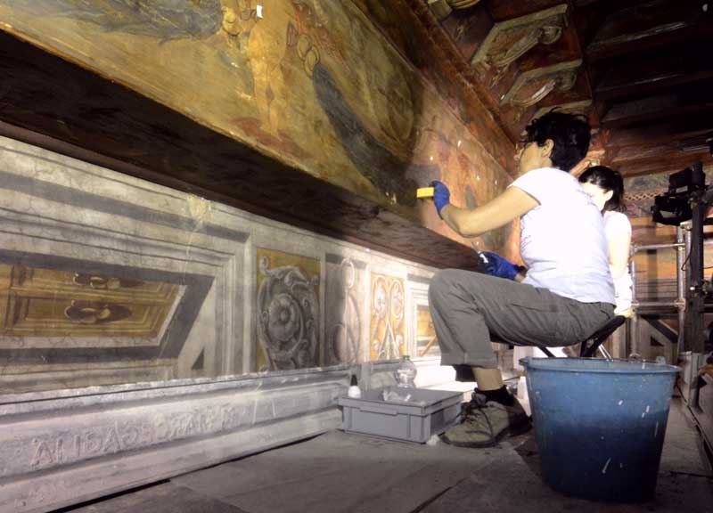 Palazzo Venezia in terapia intensiva. Via smog e macchie dalla sala di Ercole Palazzo Venezia in terapia intensiva. Via smog e macchie dalla sala di Ercole