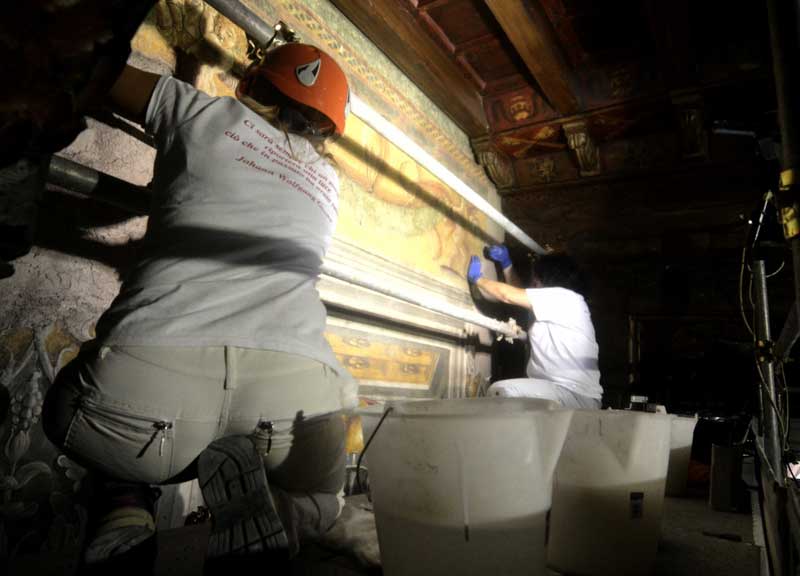 Palazzo Venezia in terapia intensiva. Via smog e macchie dalla sala di Ercole Palazzo Venezia in terapia intensiva. Via smog e macchie dalla sala di Ercole