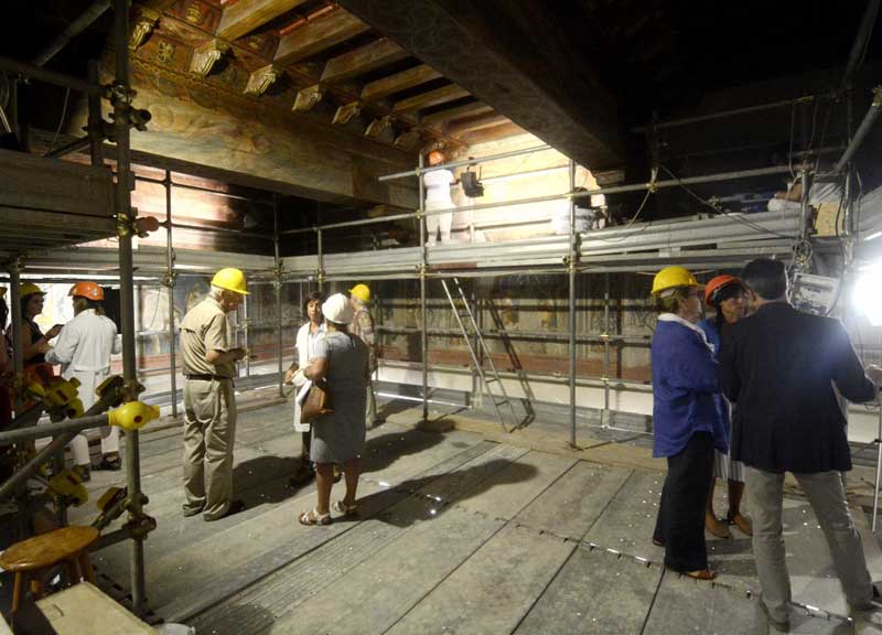 Palazzo Venezia in terapia intensiva. Via smog e macchie dalla sala di Ercole Palazzo Venezia in terapia intensiva. Via smog e macchie dalla sala di Ercole