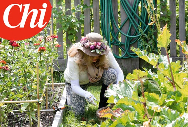 Veronica Lario giardiniera. Le foto nella villa in Svizzera Veronica Lario giardiniera. Le foto nella villa in Svizzera