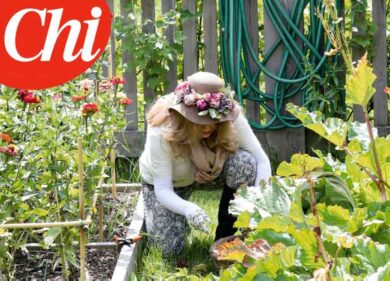 Veronica Lario giardiniera. Le foto nella villa in Svizzera