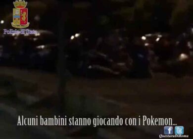 Escono a caccia di Pokemon e filmano un ladro di scooter. Il video