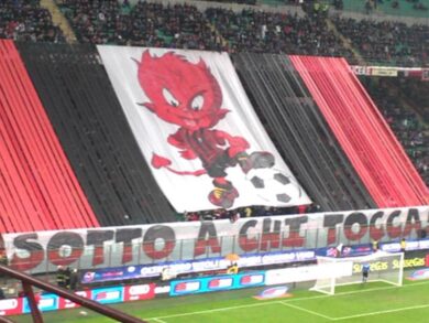 Milan, Curva Sud contesta ad Arcore. Berlusconi li riceve e…
