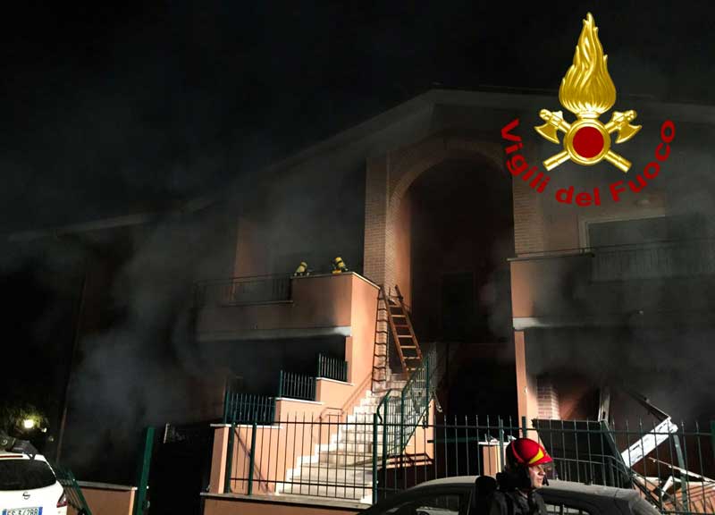 Frattocchie, esplosione distrugge una villetta. Muore il vicino di casa Frattocchie, esplosione distrugge una villetta. Muore il vicino di casa