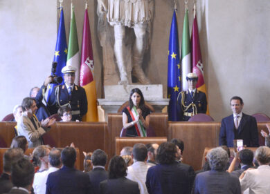 Approvato il primo bilancio dell’era Raggi. Per il salario accessorio 90 mln