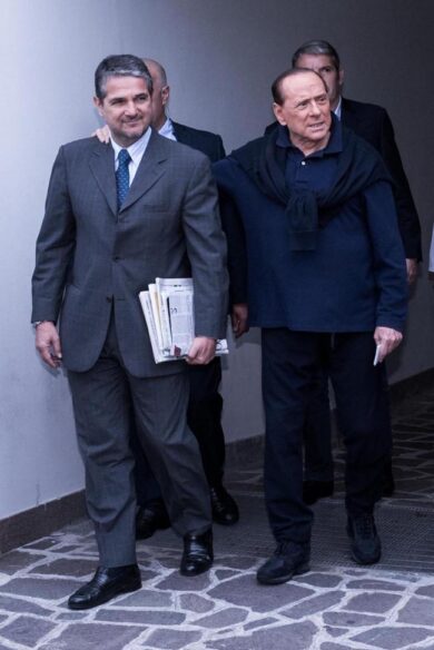 Cessione Milan, i cinesi vanno dopo ferragosto. E Berlusconi…