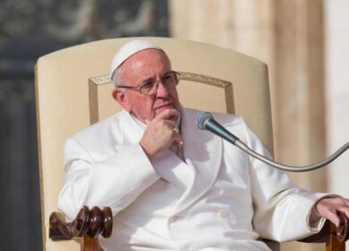 Papa Francesco e Dio che gioca alla playstation