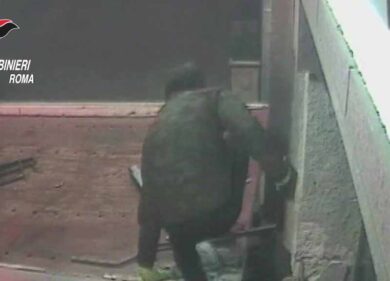 Scoperta la banda rom che rubava i bancomat coi carro attrezzi: 8 arresti