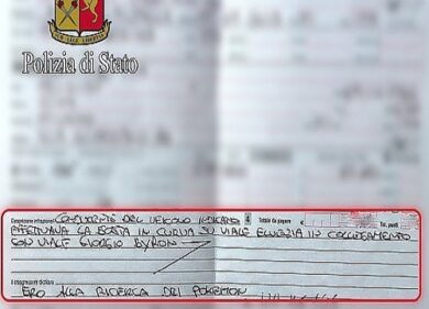 Ferma l’auto in curva in centro Milano per catturare un Pokemon: multato