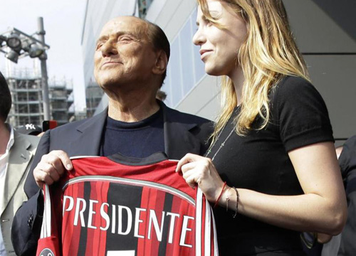 Milan cessione ai cinesi a un passo. Berlusconi vicino all’addio Milan cessione ai cinesi a un passo. Berlusconi vicino all’addio