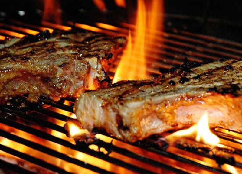 Grigliate estive: ecco come cucinare sicuro senza rischi infezioni Grigliate estive: ecco come cucinare sicuro senza rischi infezioni