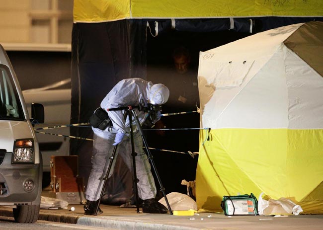 Londra, attacco a coltellate. Uccisa una donna, 5 feriti. Tutte le immagini