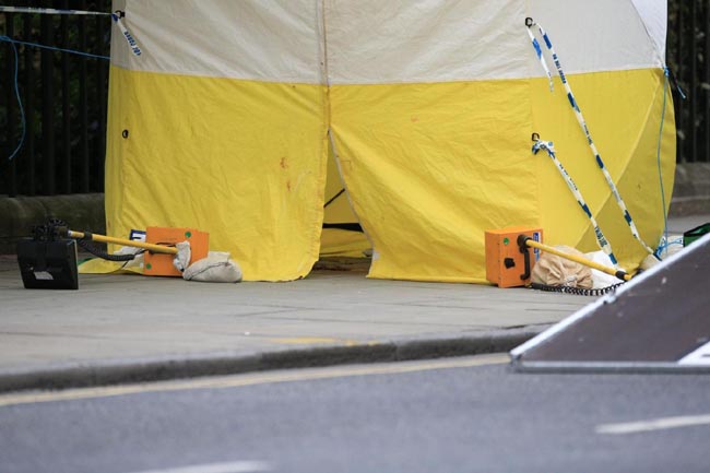 Londra, attacco a coltellate. Uccisa una donna, 5 feriti. Tutte le immagini