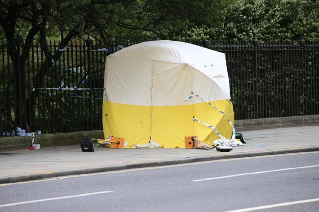 Londra, attacco a coltellate. Uccisa una donna, 5 feriti. Tutte le immagini