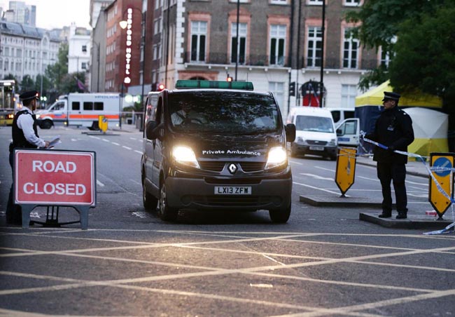 Londra, attacco a coltellate. Uccisa una donna, 5 feriti. Tutte le immagini
