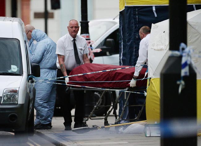 Londra, attacco a coltellate. Uccisa una donna, 5 feriti. Tutte le immagini