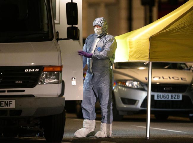 Londra, attacco a coltellate. Uccisa una donna, 5 feriti. Tutte le immagini